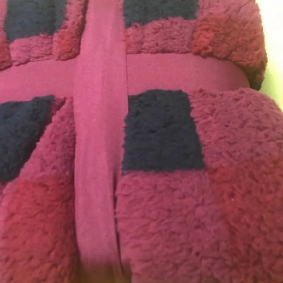 Velvet Plush Throw Red And Black Checkered. - Picture 4 of 5